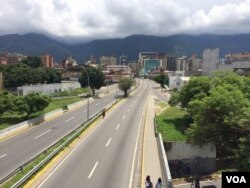 Una de las principales autopistas de Caracas, la capital venezolana, vacía en el segundo día de un paro cívico nacional convocado por la coalición opositora MUD. Julio 27 de 2017. Foto: Álvaro Algarra.