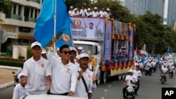 2018年7月7日，柬埔寨首相洪森的人民党的支持者在柬埔寨金边竞选造势。