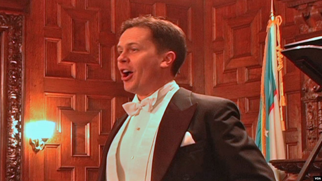 Ikki erkak katta kokrakli ayolni ochiq havoda sikayotgani videosi Realitykings.com taytalarda jinsiy aloqa