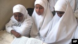 Students read the Koran during class at a primary school in Hargeisa, Somaliland, Sept. 25, 2006. 