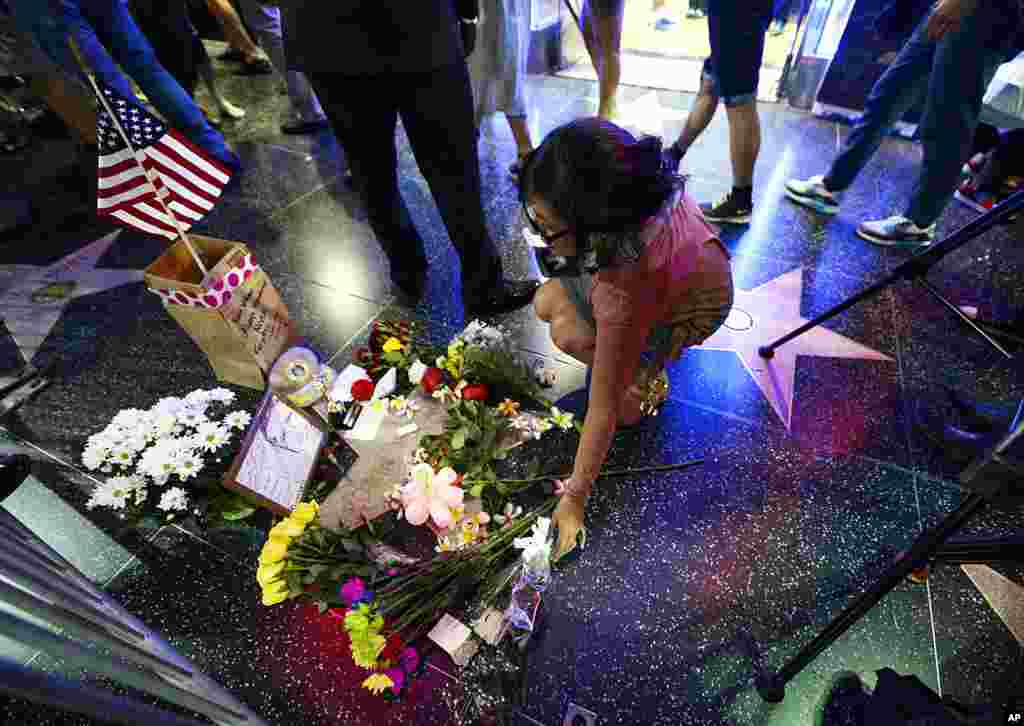 Flowers are placed in memory of actor and comedian Robin Williams on his Walk of Fame star in the Hollywood district of Los Angeles, California, USA, Aug. 11, 2014. Williams, the Academy Award winner and comic supernova died in an apparent suicide at his San Francisco Bay area home. He was 63.