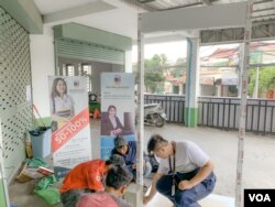 បុគ្គលិក​សាលាវេស្ទើនអន្តរជាតិ កំពុង​ធ្វើក្លោងទ្វារ​សុវត្ថិភាព សម្រាប់​ដាក់​ប្រើប្រាស់​នៅក្នុង​សាលា នៅសាលាវេស្ទើនអន្តរជាតិ ទីក្រុងភ្នំពេញ ថ្ងៃទី​៨ ខែកក្កដា ឆ្នាំ​២០២០។ (ធីតា វីន/វីអូអេ)