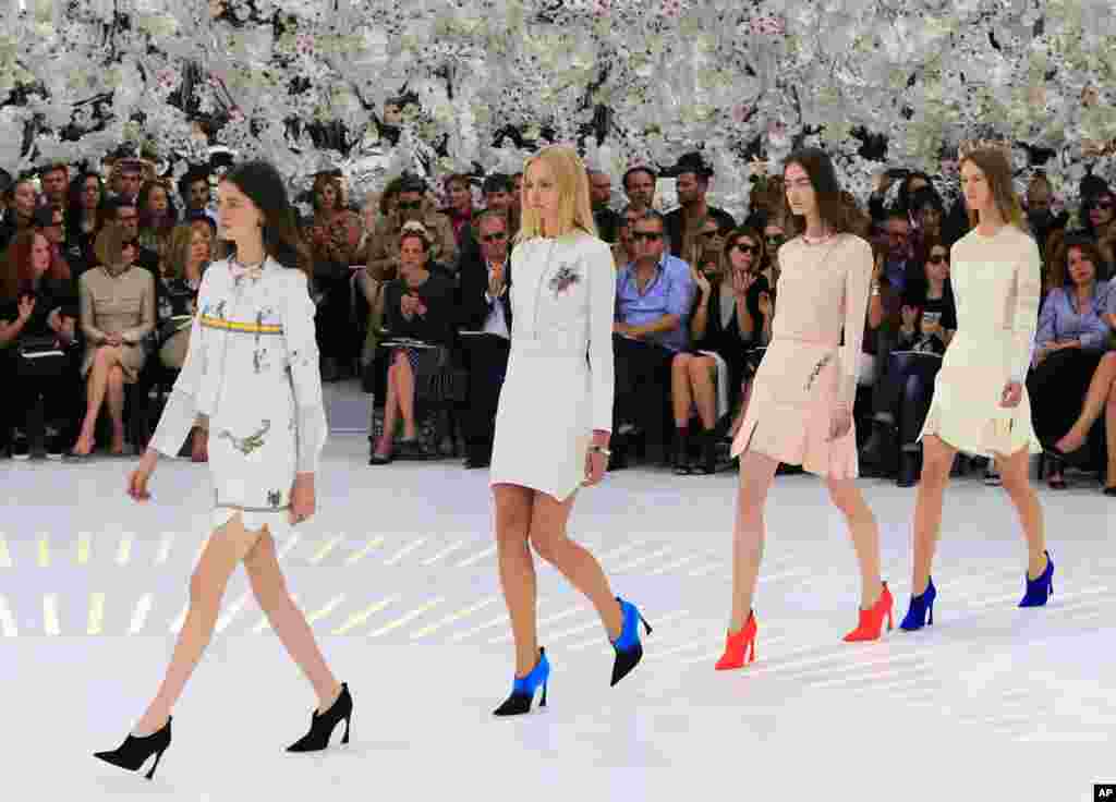 Models wear creations by Belgian fashion designer Raf Simons for Dior&#39;s Fall-Winter 2014-2015 Haute Couture fashion collection, in Paris, France.