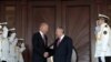 美国副总统拜登访问安卡拉，与土耳其总理耶尔德勒姆握手。（2016年8月24日）