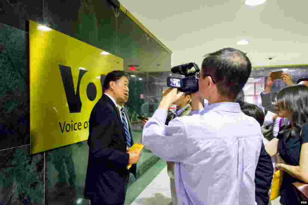 台湾驻美代表沈吕巡接受媒体记者访问