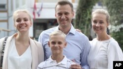 Алексей Навальный со своей супругой Юлей (слева, дочерью Дарьей и сыном Захаром (архивное фото)