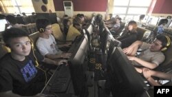 Dân chúng sử dụng computer tại một quán cà phê internet trong thành phố Hợp Phì, tỉnh Anh Huy, Trung Quốc