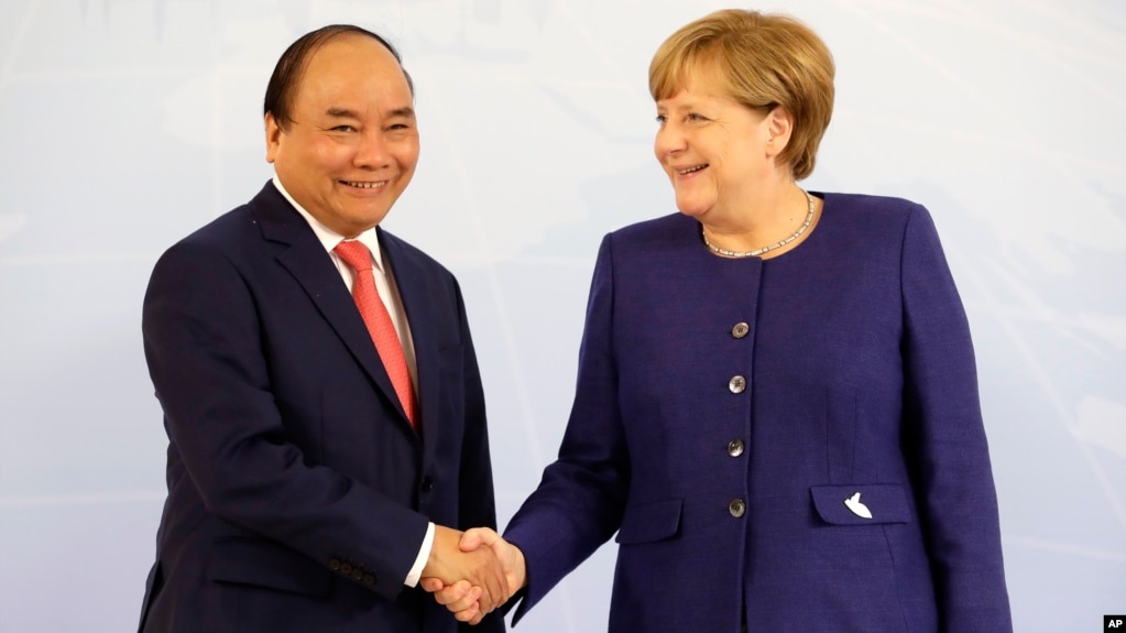 Phía Đức cho rằng Việt Nam đã "bội tín". Trong ảnh là Thủ tướng Việt Nam và Đức gặp nhau tại hội nghị thượng đỉnh G20 hôm 6/7. Phía Đức tiết lộ rằng Hà Nội đã đưa đề nghị dẫn độ ông Thanh về nước trong lần gặp mặt này.