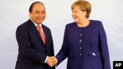 Tin cho hay, Thủ tướng Phúc đã "chúc mừng Thủ tướng Angela Merkel và Liên minh Dân chủ Cơ Đốc giáo do bà lãnh đạo giành thắng lợi tại cuộc bầu cử Quốc hội Đức". Trong ảnh là lãnh đạo hai nước gặp nhau ở G20 tại Đức hồi tháng Bảy.