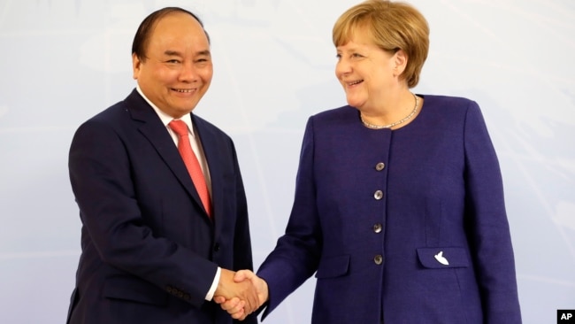 Thủ tướng Đức Angela Merkel (phải) tiếp thủ tướng Nguyễn Xuân Phúc tại Hội nghị Thượng đỉnh G20 mới được tổ chức ở Hamburg tháng trước. Theo tạp chí Forbes, quốc hội của bà Merkel đang vận động hành lang EU để trừng phạt Việt Nam vì vụ bắt cóc Trịnh Xuân Thanh.