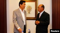 Pimpinan Dewan Keamanan Nasional Thailand Paradorn Pattanathabutr (kiri) berbincang dengan Ketua Dewan Penasehat Perdamaian Thailand Selatan, Aziz Benhawan, sebelum menggelar pembicaraan damai pertama dengan Barisan Revolusi Nasional Thailand (BRN) di Kuala Lumpur (28/3).