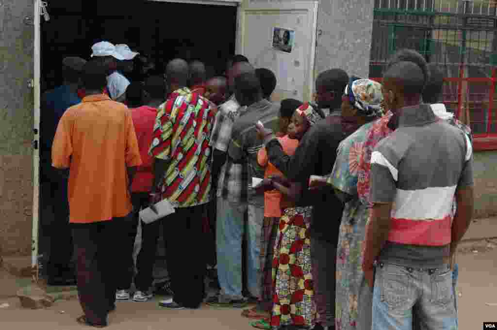 Burundi: wapiga kura wajipanga kuingia katika kituo cha kupiga kura Bwiza