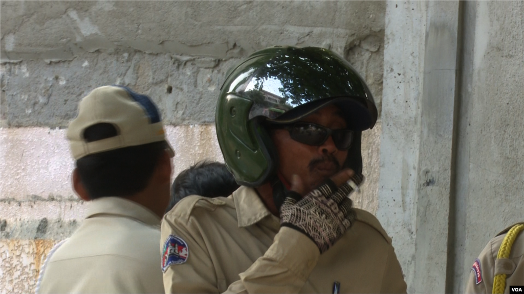 A security is standing near Kem Sokha&#39;s House. (Pin Sisovann/ VOA Khmer)