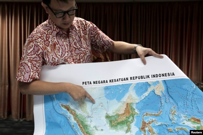 Deputi Menteri Kelautan Indonesia, Arif Havas Oegroseno, menunjukkan lokasi Laut Natuna Utara pada peta baru Indonesia, dalam konferensi pers di Jakarta, Indonesia, 14 Juli 2017. (Foto: dok).