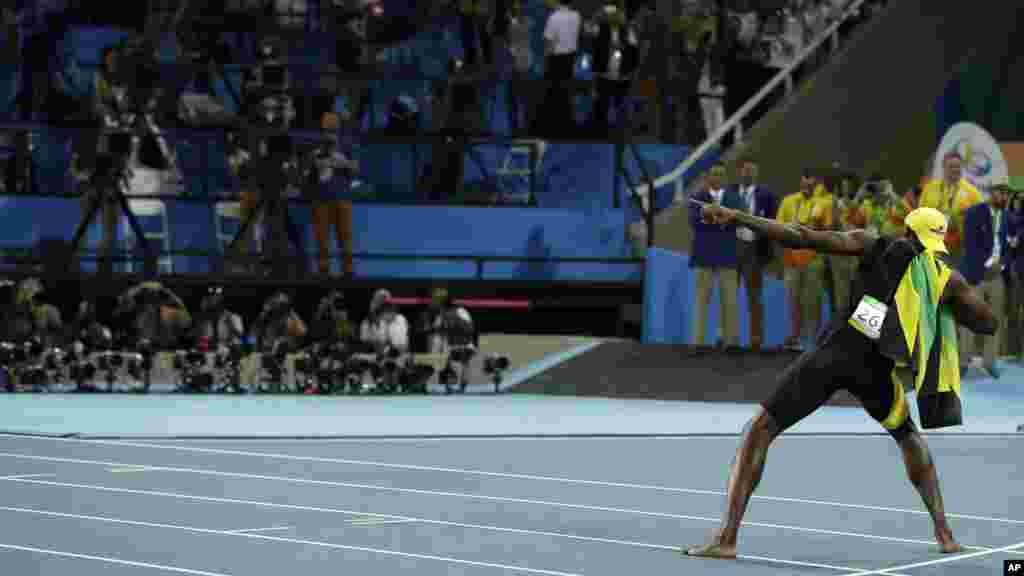 Usain Bolt mime le mouvement de la foudre, geste par lequel il se fait reconnaître,&nbsp;4 août 2016.