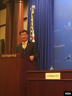 流亡藏人行政中央司政洛桑森格在华盛顿智库传统基金会发表演讲 (美国之音莫雨拍摄)