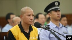 这张由新华社提供的照片显示毒饺子案被告吕月庭2013年7月30日在河北石家庄中级人民法院出庭受审。（资料照）