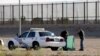 Des policiers patrouillent à la forntière américano-mexicaine après avoir trouvé le corps d'un migrant, à Ciudad Juarez, Mexique, le 25 juillet 2017.