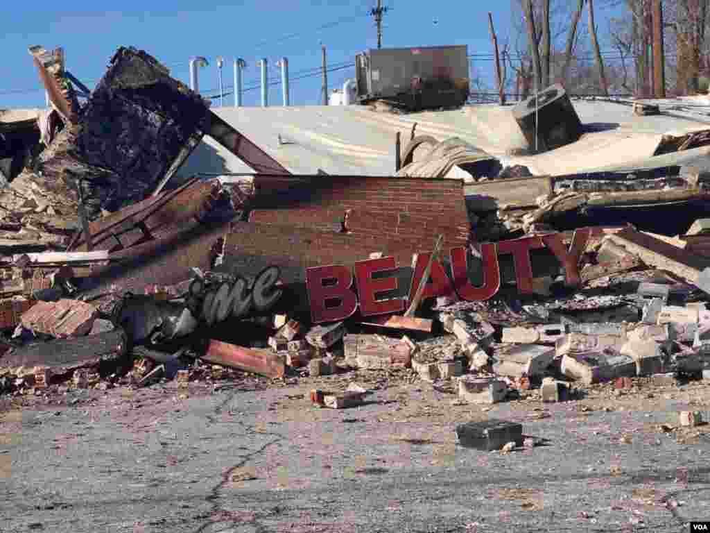 Ce magasin des produits de beauté a été complètement détruit dans la violence qui a suivi la décision du grand jury de ne pas inculper agent de police Darren Wilson dans la mort par balle de Michael Brown, Ferguson, Missouri, le 25 novembre 2014. (Kane Farabaugh / VOA)
