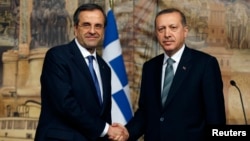 Greece's Prime Minister Antonis Samaras (L) and his Turkish counterpart Tayyip Erdogan shake hands during their meeting in Istanbul, March 4, 2013. 