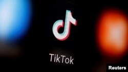 El logotipo de TikTok puede verse en un teléfono inteligente en esta ilustración tomada el 6 de enero de 2020. 