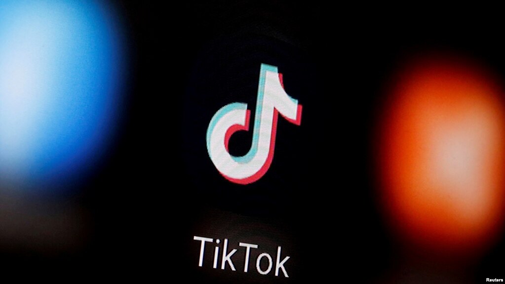资料照片:智能手机上显示的TikTok标识。(photo:VOA)