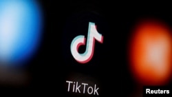 资料照片:智能手机上显示的TikTok标识。