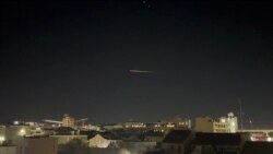 La cápsula Crew Dragon de SpaceX cruza el espacio en su regreso a la Tierra sobre Nueva Orléans, Luisiana, el 8 de noviembre de 2021. Foto de un video en las redes sociales divulgada por Reuters.