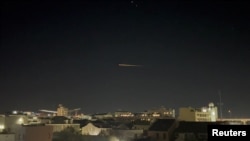 La cápsula Crew Dragon de SpaceX cruza el espacio en su regreso a la Tierra sobre Nueva Orléans, Luisiana, el 8 de noviembre de 2021. Foto de un video en las redes sociales divulgada por Reuters.