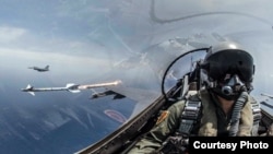 2019年5月22日台湾海空联合操演，F-16战机发射响尾蛇导弹，射击模拟目标。