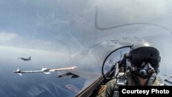 2019年5月22日台灣海空聯合操演，F-16戰機發射響尾蛇導彈，射擊模擬目標。