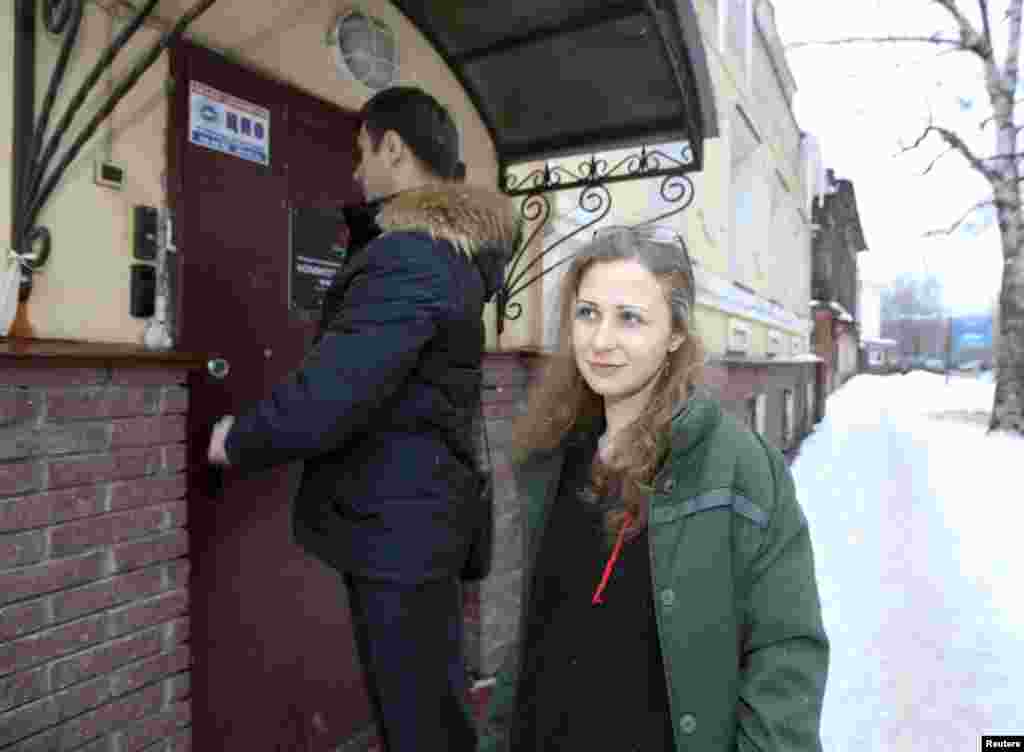 Maria Alyokhina, member of Russian punk band Pussy Riot, and her lawyer, Pyotr Zaikin, arrive at the offices of rights group Committee Against Torture after her release from a penal colony in Nizhny Novgorod, Russia, Dec. 23, 2013.&nbsp;