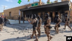 이라크 바그다드 주재 미 대사관 앞에 1일 보안군들이 배치됐다. 