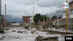 Vista de una calle en Tiquipaya, Bolivia, inundada por la crecida del río Taquiña a causa de fuertes lluvias en los últimos días. Febrero 22 de 2020. Foto: Wilfford Miranda.