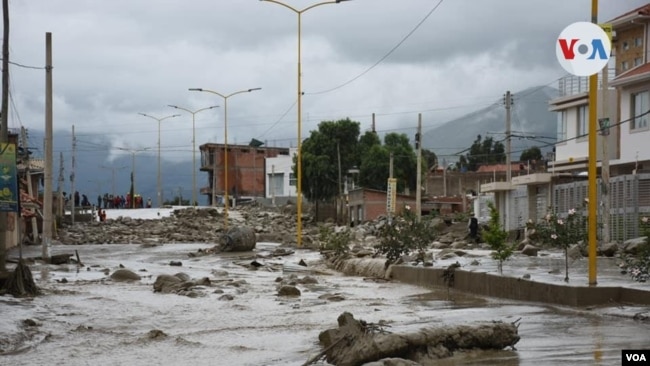 Vista de una calle en Tiquipaya, Bolivia, inundada por la crecida del río Taquiña a causa de fuertes lluvias en los últimos días. Febrero 22 de 2020. Foto: Wilfford Miranda.