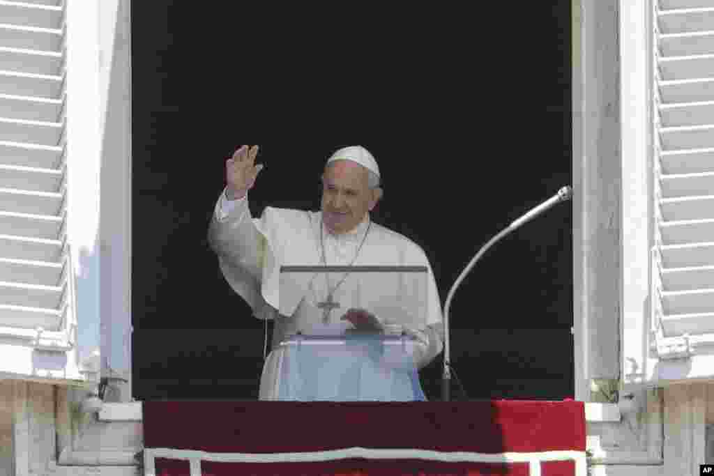 پاپ فرانسیس رهبر کاتولیک های جهان در نیایش روز یکشنبه در بالکن مشهور واتیکان.&nbsp;