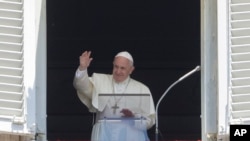 罗马教宗方济各在其房间向圣彼得广场上的信众致意（2019年6月23日）