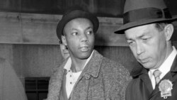 Muhammad Aziz, salah satu tersangka pembunuhan aktivis HAM Malcolm X, digiring oleh detektif menuju kantor polisi setelah ditangkap di New York pada 26 Februari 1965. (Foto: AP)