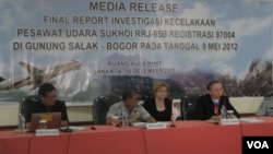 Ketua Komite Nasional Keselamatan Transportasi (KNKT), Tatang Kurniadi (dua dari kiri) bersama Duta Besar Rusia untuk Indonesia Mikhail Yurievich Galuzin (paling kanan). (VOA/A. Waluyo)