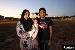 Ferzanah Essack, 36, seorang pengembang perangkat lunak dan suaminya, Hassan Essack, 37 tahun, yang berprofesi sama berpose dengan bayi Salma yang berusia 4,5 bulan pada hari pertama kembali bekerja di Cape Town, Afrika Selatan, 18 Februari 2019.