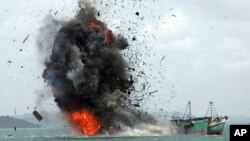 အင်ဒိုနီးရှားပင်လယ်ပြင်မှာ ငါးခိုးဖမ်းတဲ့ စက်လှေတွေကို အင်ဒိုနီးရှားရေတပ်က ဖ ျက်ဆီးနေ