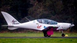 Pesawat yang diawaki oleh pilot muda asal Belgia-Inggris Zara Rutherford mendarat di Bandara Egelsbach di Frankfurt, Jerman, pada 19 Januari 2022. (Foto: AP)