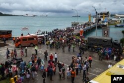 Warga keluar dari kapal feri setibanya di pelabuhan setelah dievakuasi dari Pulau Sebesi di Bakauheni, Lampung, Rabu, 26 Desember 2018, menyusul tsunami yang melanda kawasan-kawasan pesisir di sekitar Selat Sunda pada Sabtu, 22 Desember.