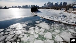 Lautan es mengapung di Boston Harbor, Boston, Rabu, 3 Januari 2018. Setelah sepekan suhu dingin, badai musim dingin diprediksi melanda wilayah Boston dan sekitarnya hari ini, Kamis, 4 Januari 2018. (Foto / Michael Dwyer). 