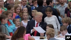 川普總統2017年4月17日在白宮南草坪和孩子們在一起