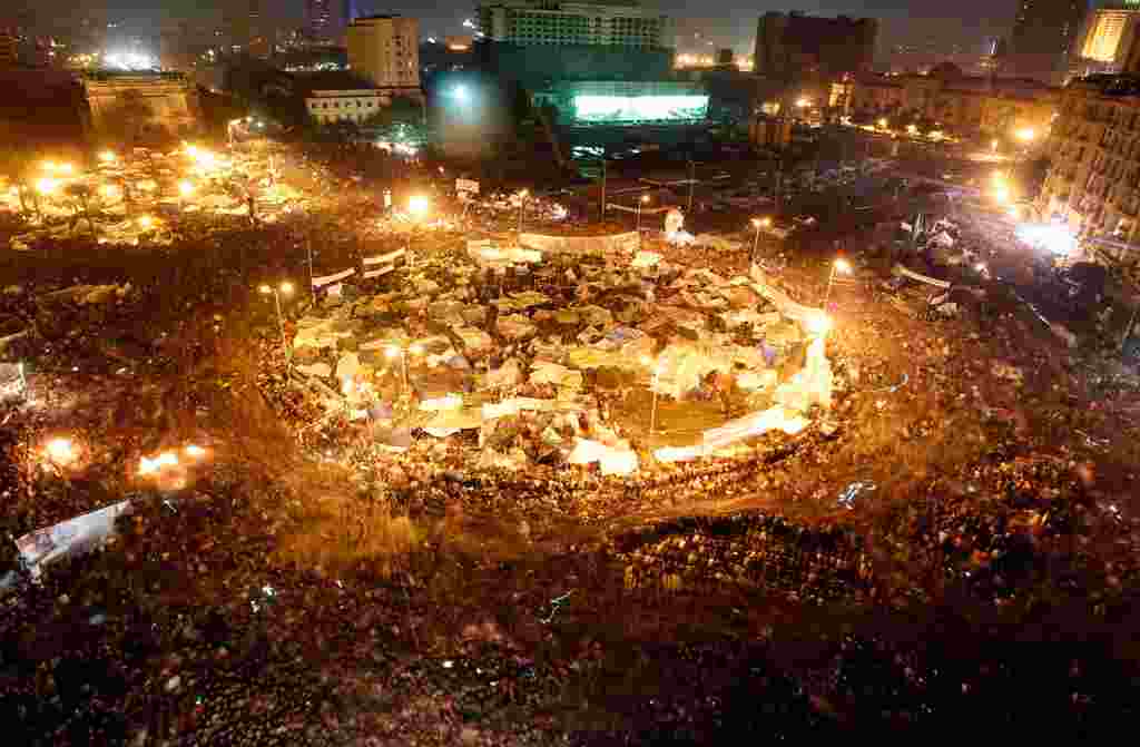 معترضين مخالف دولت پس از اعلام استعفای حسنی مبارک رئيس جمهوری مصر در ميدان تحرير قاهره به جشن و پايکوبی برخاستند. 11 فوريه 2011 (Reuters)