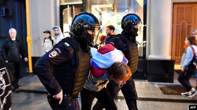 Policia duke arrestuar protestuesit kundër ndryshimeve kushtetuese