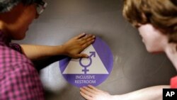 Peresmian pembukaan kamar mandi bagi siswa transgender di SMA Nathan Hale di kota Seattle, Washington, 17 Mei 2016 lalu (foto: dok). 