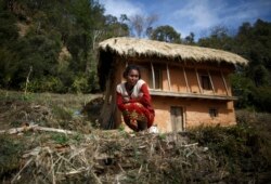 نیپال کے کچھ علاقوں میں مقامی رسوم کے مطابق عورتوں کو پیریڈز کے دوران اپنے گھر سے دور الگ تھلگ رہنے پر مجبور کیا جاتا ہے۔فوٹو رائٹرز
