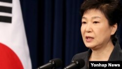 한국의 박근혜 대통령이 4일 청와대 춘추관에서 '최순실 국정개입' 의혹과 관련한 대국민담화를 발표하고 있다.